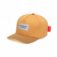 Hello Hossy Mini Tan pet in warm oranje met bruine klep en een licht label op de voorkant.