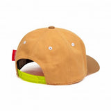 Achterkant van de Hello Hossy Mini Tan pet met felgroene verstelbare sluiting en witte ventilatiegaatjes.