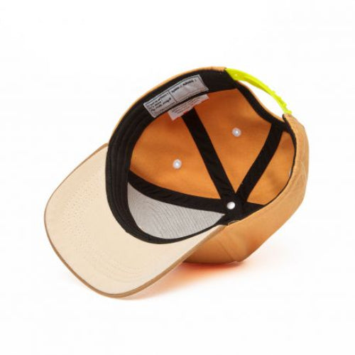 Binnenkant van de Hello Hossy Mini Tan pet met zwarte banden, een lichte onderkant van de klep en groene sluiting.