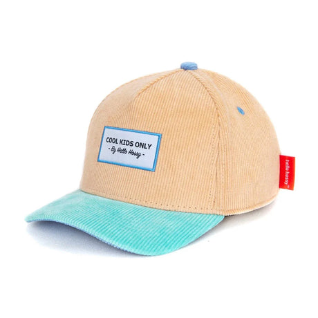 Hello Hossy Sweet Peach pet in perzikkleur met mintgroene klep en label op de voorkant.