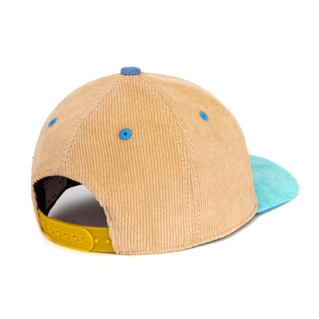 Achterkant van de Sweet Peach pet met gele verstelbare sluiting en blauwe ventilatiegaatjes.