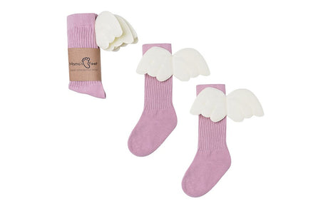 Roze kniekousen van Mama's Feet met witte vleugeltjes, los en met een papieren wikkel getoond.