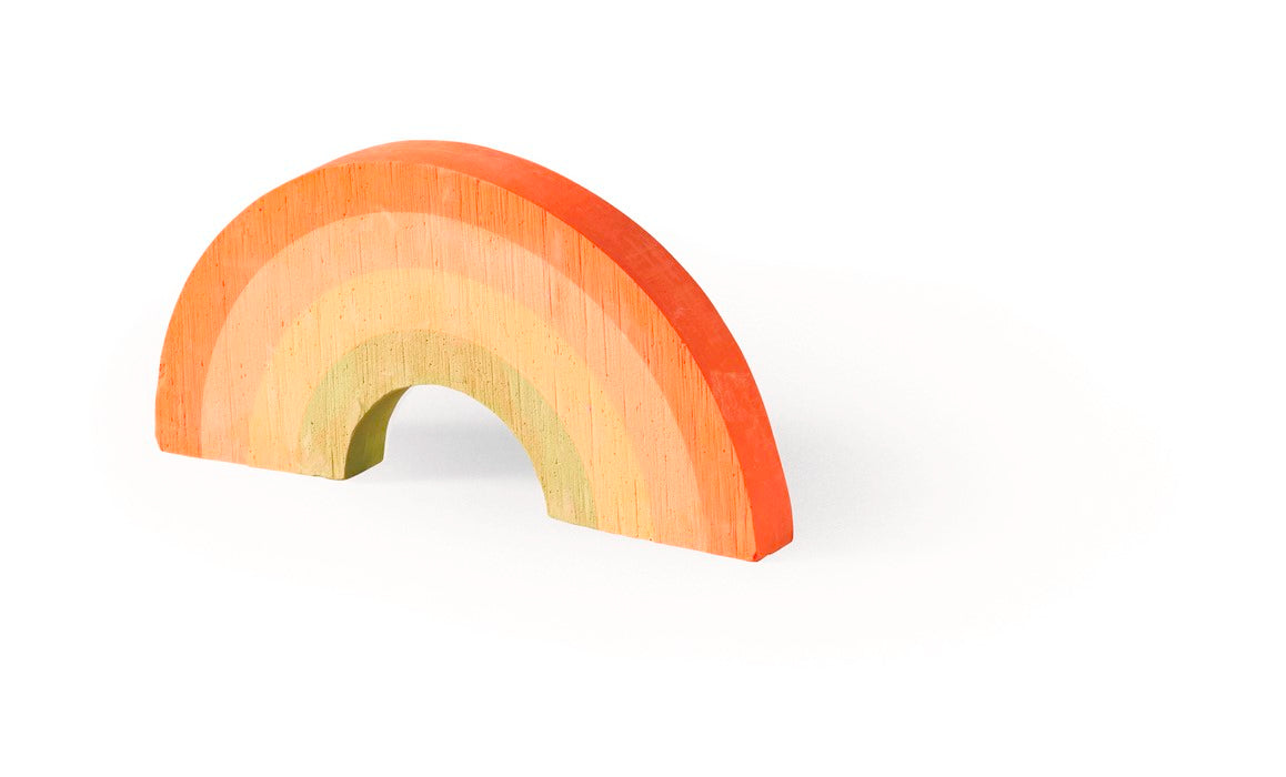 Regenboogvormig stoepkrijt met oranje, gele en lichtgroene banen op een witte achtergrond.