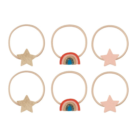 Zes beige haarelastiekjes van Mimi & Lula met twee regenbogen, twee goudkleurige sterren en twee roze sterren.