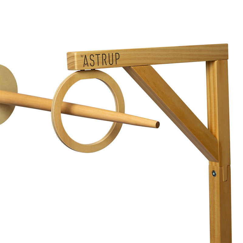 Detail van het ringsteekspel met een houten steekstok door de ring aan de standaard.