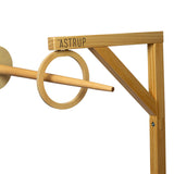 Detail van het ringsteekspel met een houten steekstok door de ring aan de standaard.