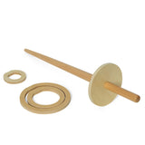 Houten steekstok met ronde beschermschijf en drie losse ringen van het ringsteekspel.