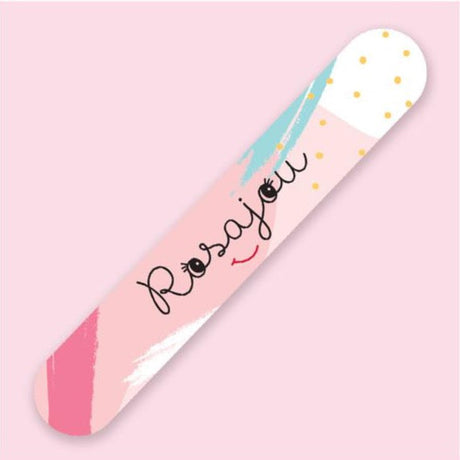 Roze Rosajou nagelvijl met gekleurde strepen, gele stippen en een gezichtje op een roze achtergrond.
