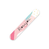 Rosajou nagelvijl met roze, witte en turquoise vlakken en gele stippen, schuin op een witte achtergrond.