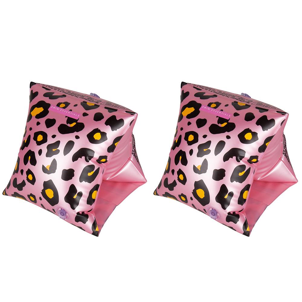 Twee opgeblazen rosékleurige zwembandjes met zwarte en goudkleurige panterprint op een witte achtergrond.