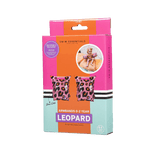 Verpakking van de rosékleurige zwembandjes met panterprint voor 0–2 jaar, met een afbeelding van de bandjes.