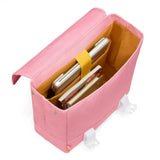 Open roze Hello Hossy Mini Taffy rugzak met okergele voering, een tablet en boeken in de binnenvakken.