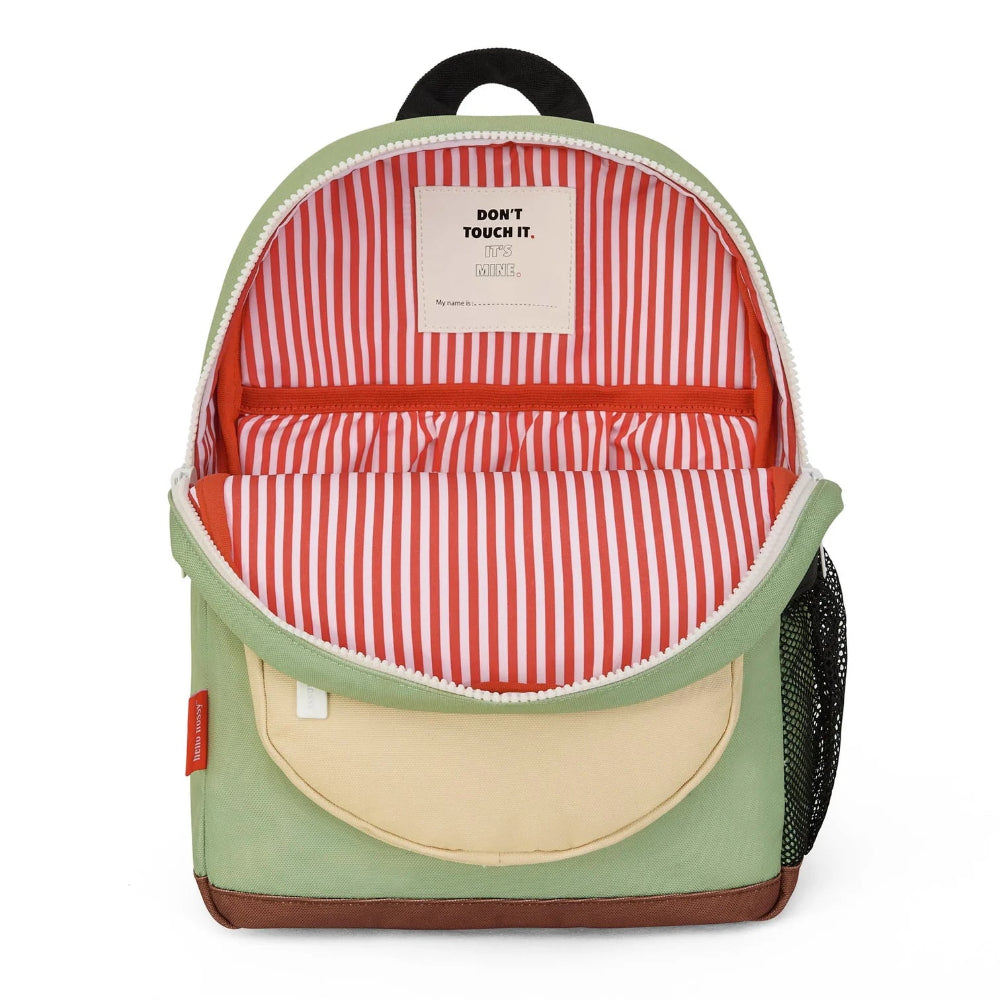 Rugzak Mini Pistache opengeklapt, met rood-wit gestreepte voering en een binnenvak.
