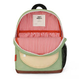 Rugzak Mini Pistache opengeklapt, met rood-wit gestreepte voering en een binnenvak.