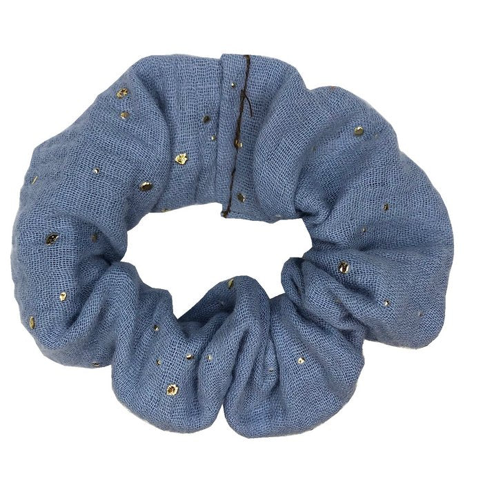 Grijsblauwe scrunchie met gouden spatjes op een witte achtergrond