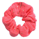 Koraalroze scrunchie van hydrofiel katoen met gouden spatjes.