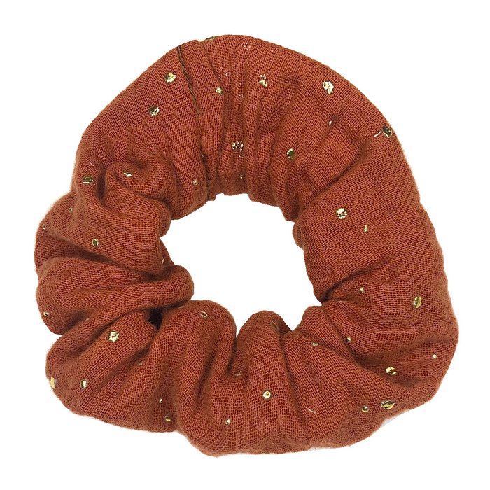 Roestbruine scrunchie van hydrofiel katoen met gouden spatjes.