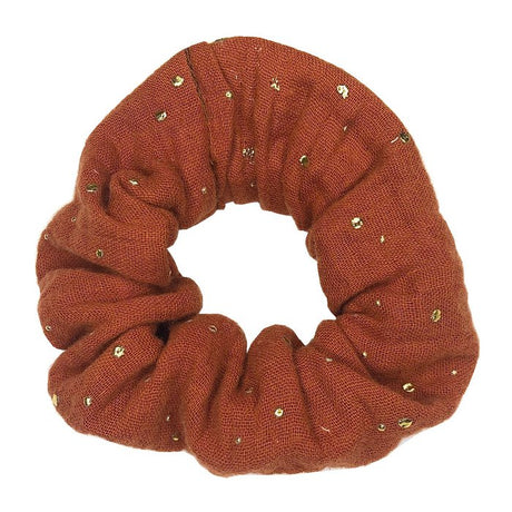 Roestbruine scrunchie van hydrofiel katoen met gouden spatjes.