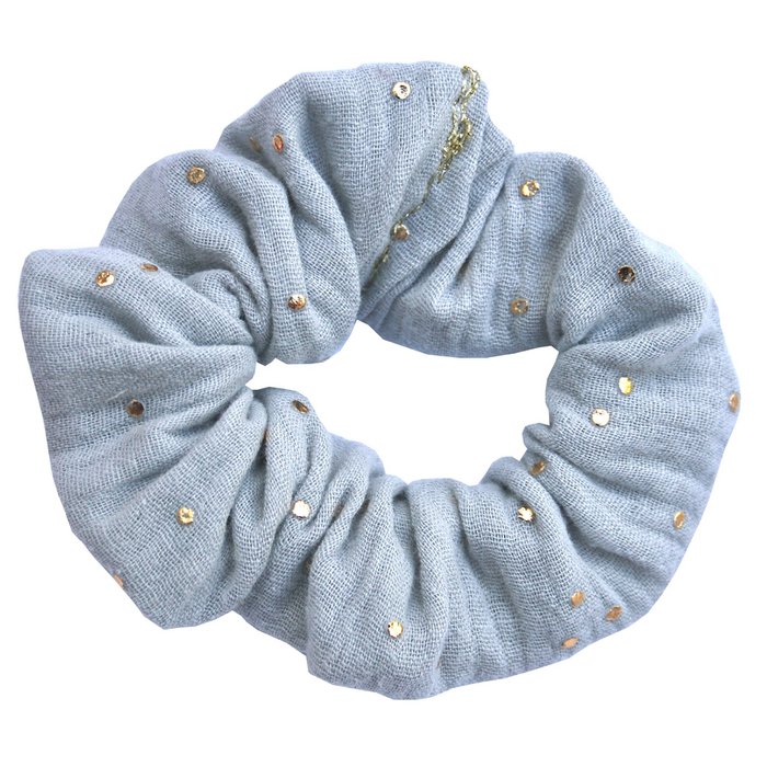 Lichtblauwe scrunchie van hydrofiel katoen met gouden spatjes.