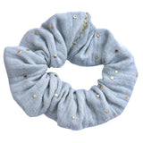 Lichtblauwe scrunchie van hydrofiel katoen met gouden spatjes.