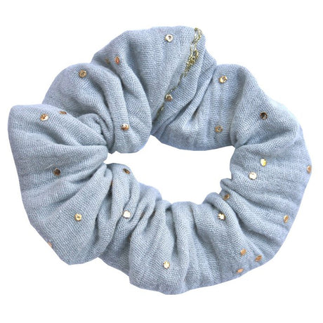 Lichtblauwe scrunchie van hydrofiel katoen met gouden spatjes.