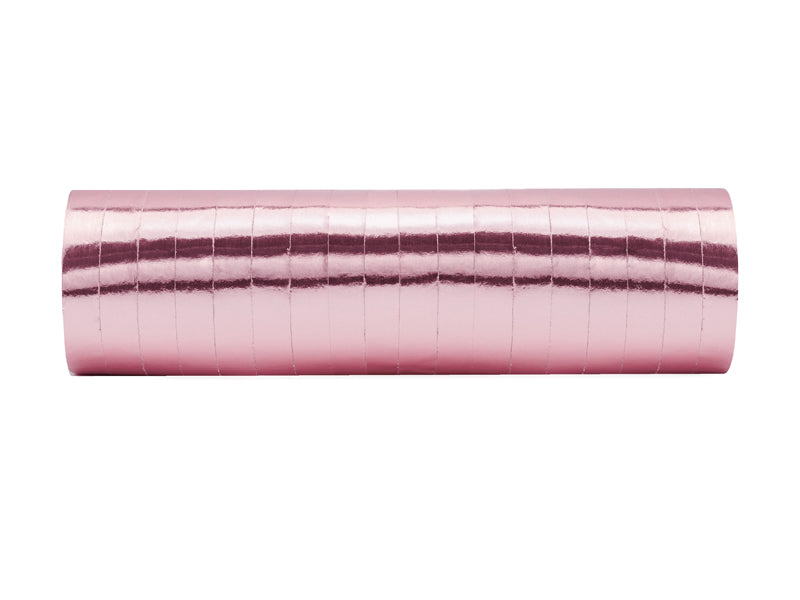 Rol glanzende roségouden serpentine, liggend op een witte achtergrond.