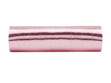 Rol glanzende roségouden serpentine, liggend op een witte achtergrond.