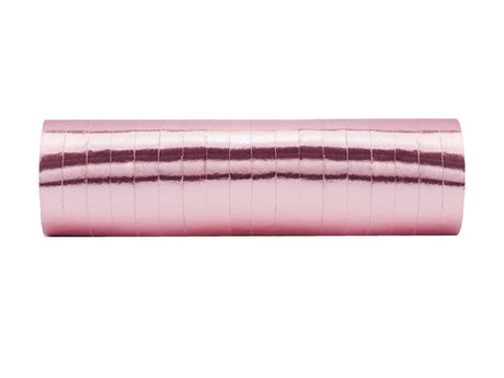 Rol glanzende roségouden serpentine, liggend op een witte achtergrond.
