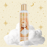 Shower Foam Princess tussen wolken wit schuim, tegen een lichtgele achtergrond met gouden sterren en een maan.