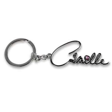 Zilverkleurige sleutelhanger met de naam Camille en een hartje met roze pareltje op de i.