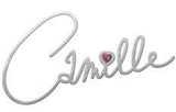 Detail van de zilverkleurige naam Camille met een hartje en roze pareltje op de i.