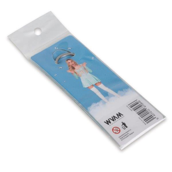 Achterkant van de verpakking van sleutelhanger Camille met een meisje op een blauwe achtergrond en een barcode.