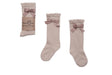 Beige Josephine kniekousen van Mama's Feet met oudroze strikjes en een golvende boord, los en in verpakking.