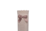 Detail van een beige Josephine kniekous met oudroze strikje, opengewerkt patroon en golvende boord.