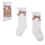 Witte Stephanie kniekousen van Mama's Feet met oudroze strikjes en een geribbelde boord.