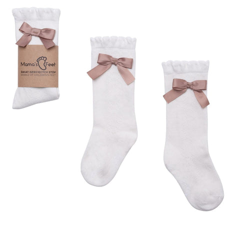 Witte Stephanie kniekousen van Mama's Feet met oudroze strikjes en een geribbelde boord.