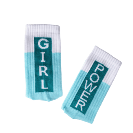Blauwe Girl Power sokken met witte boorden en witte letters op donkergroene vlakken.