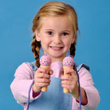 Kind houdt de twee ijsjeshandvatten van het springtouw Ice Cream vast tegen een blauwe achtergrond.