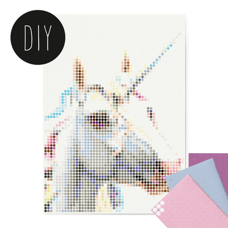DIY eenhoornposter met kleurrijke stippen en roze en blauwe stickervellen ernaast
