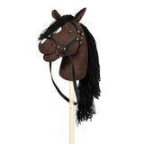Bruin stokpaardje met lange zwarte manen, witte bles, open mond en zwart hoofdstel.