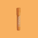 Oranje tattoopen met dop op een oranje achtergrond