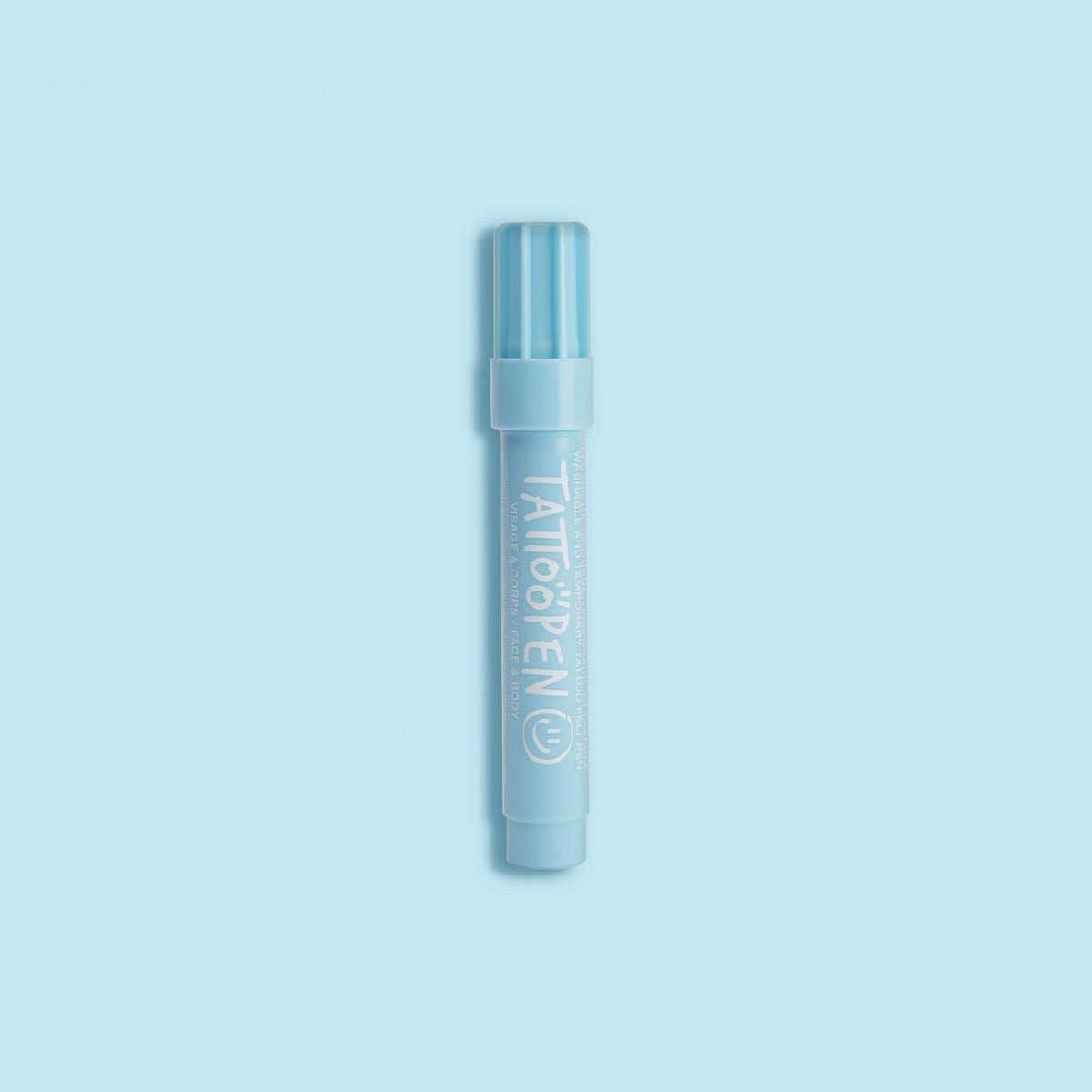 Lichtblauwe tattoopen Sky Blue met dop op een lichtblauwe achtergrond.
