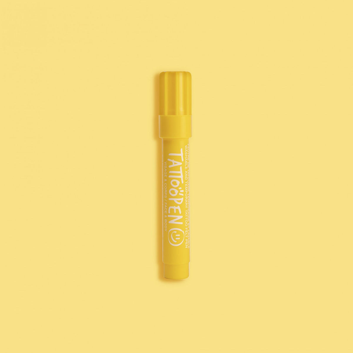 Gele tattoopen met dop en witte opdruk op een lichtgele achtergrond.