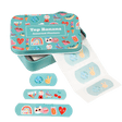 Open turquoise Top Banana blikje met bedrukte pleisters in drie formaten en een deels uitgerolde pleisterstrip.