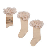 Beige tutu kniekousen van Mama's Feet met ruches aan de bovenkant, los en met verpakking op een witte achtergrond.