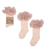 Tutu kniekousen Venetian Rose van Mama's Feet met roze ruches, los en in de verpakking op een witte achtergrond.