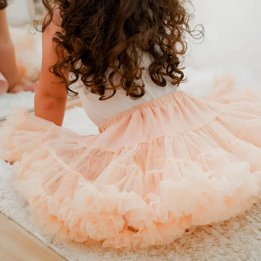 Detail van de achterkant van de perzikkleurige Loli tutu rok met elastische tailleband en laagjes ruches.