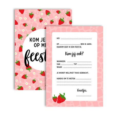 Achterzijde van de roze verjaardagsuitnodiging met invulvelden en twee aardbeien, met de voorkant erachter.