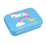 Gesloten blauw pleisterblik met een witte eenhoorn, regenboog, wolk en gele zon op het deksel.