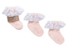 Drie licht abrikooskleurige Vintage Love Apricot sokken van Mama's Feet met witte kanten ruches.